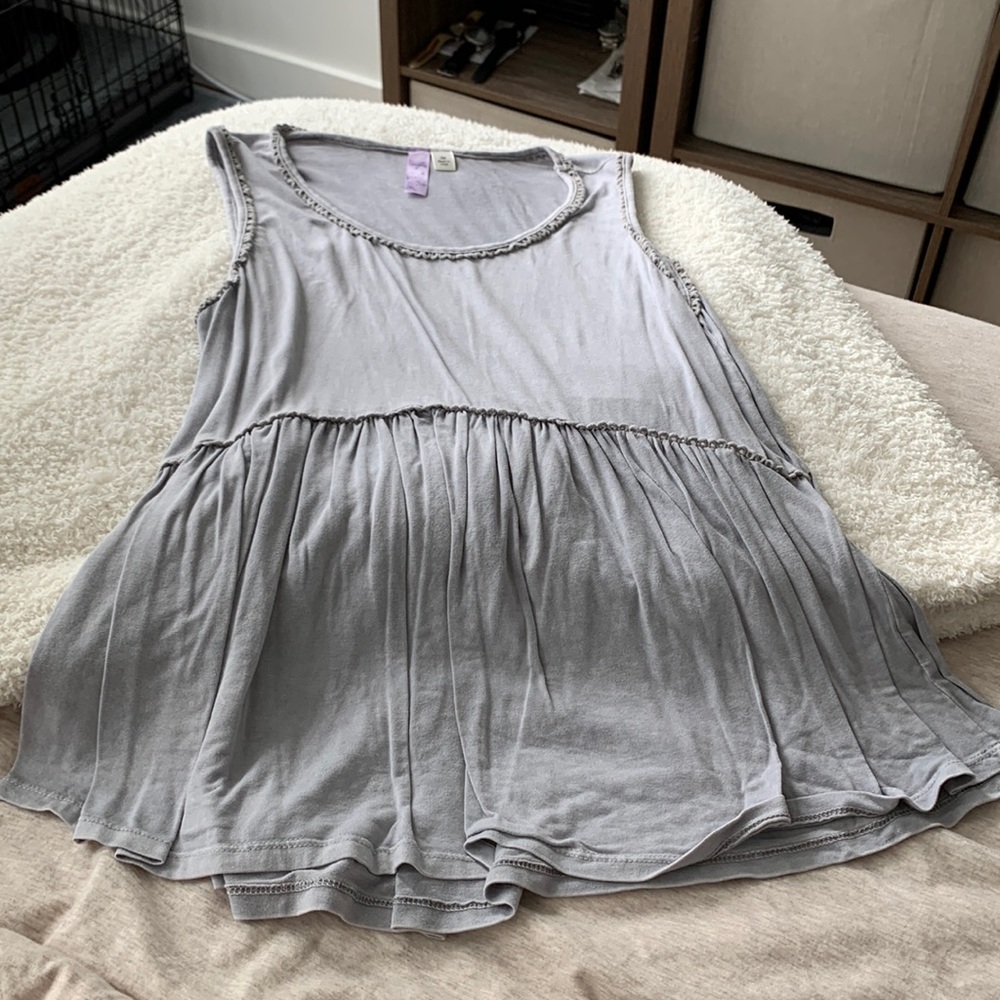 Gray sleeveless blouse